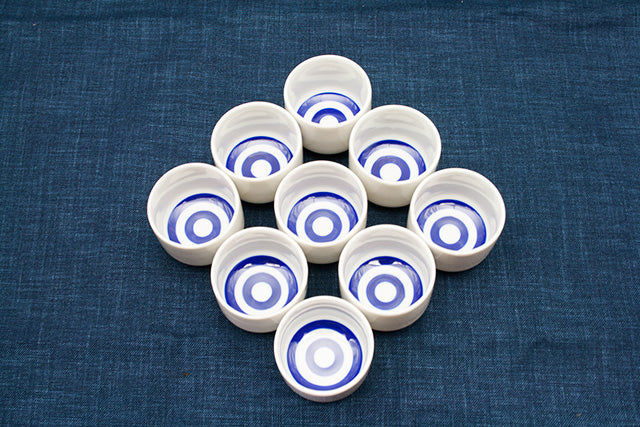 青と白の波模様 お猪口6cm5.5cm お猪口の定番！蛇の目お猪口の本当の使い方とは？ – 新潟上越 地酒の店